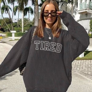 Sudadera cansada, cuello redondo cansado, sudadera cansada con letra universitaria, chica cansada certificada, club de mamás cansadas, thicc y cansada, cansada divertida