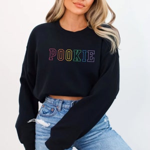 Sudadera Pookie bordada, camisa Pookie divertida, cuello redondo Pookie bordado, sudadera bordada divertida, letras arco iris bordadas