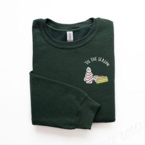 Gestickter Weihnachtsbaumkuchen Tis The Season Sweatshirt, Weihnachtsbaumkuchen Pullover, Weihnachtsbaumkuchen Rundhalsausschnitt, Gestickter Baumkuchen