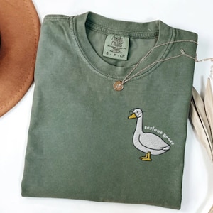 Camicia Serious Goose Comfort Colors ricamata, maglietta d'oca ricamata, camicia d'oca ricamata Comfort Colors, t-shirt Serious Goose