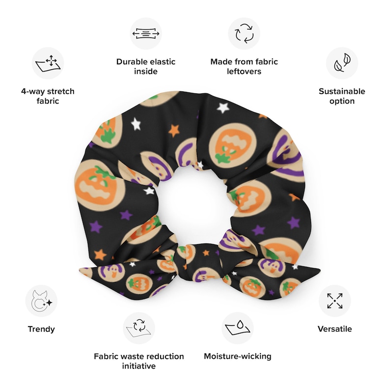 Pode incluir: Um scrunchie preto com uma estampa de Halloween de biscoitos de ab&oacute;bora laranja e marrom com glac&ecirc; roxo e estrelas brancas. O scrunchie &eacute; feito de sobras de tecido e &eacute; uma op&ccedil;&atilde;o sustent&aacute;vel.
