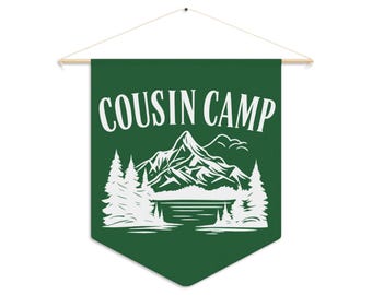 Fanion de camp de cousin, tenture murale de cousin de camp, décoration de camp de cousin, enseigne de camp à la maison de grand-mère, fanion de camp d'été, fanion de camp pour enfants
