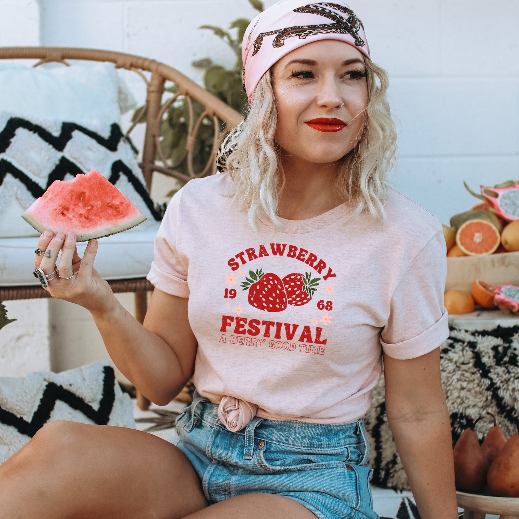 ◆ITZAVIBE◆ STRAWBERRY LOGO CROP T SHIRT IBB25WT01WH STRAWBERRY LOGO CROP T SHIRT - ITZAVIBE | 60% - Asian