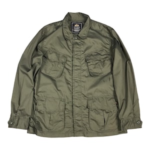 Puede incluir: Una chaqueta verde de utilidad con múltiples bolsillos y cierre de botones. La chaqueta tiene una etiqueta con el texto "Alpha Industries" en el pecho izquierdo.