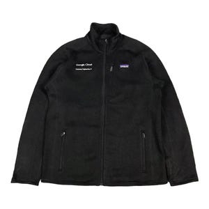 Könnte beinhalten: Schwarze Fleecejacke mit Reißverschluss und einem kleinen Logo auf der Brust. Die Jacke hat ein Google Cloud Logo und den Text "Customer Engineering" auf der linken Brustseite.