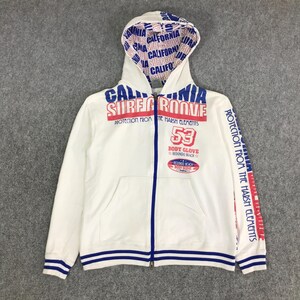 以下が含まれることがあります： 白のジップアップパーカー。青と赤のアクセントが特徴です。「CALIFORNIA SURF GROOVE」と「BODY GLOVE REDONDO BEACH」の文字と数字「53」がプリントされています。フードの裏地には「CALIFORNIA」の繰り返しパターンがあります。