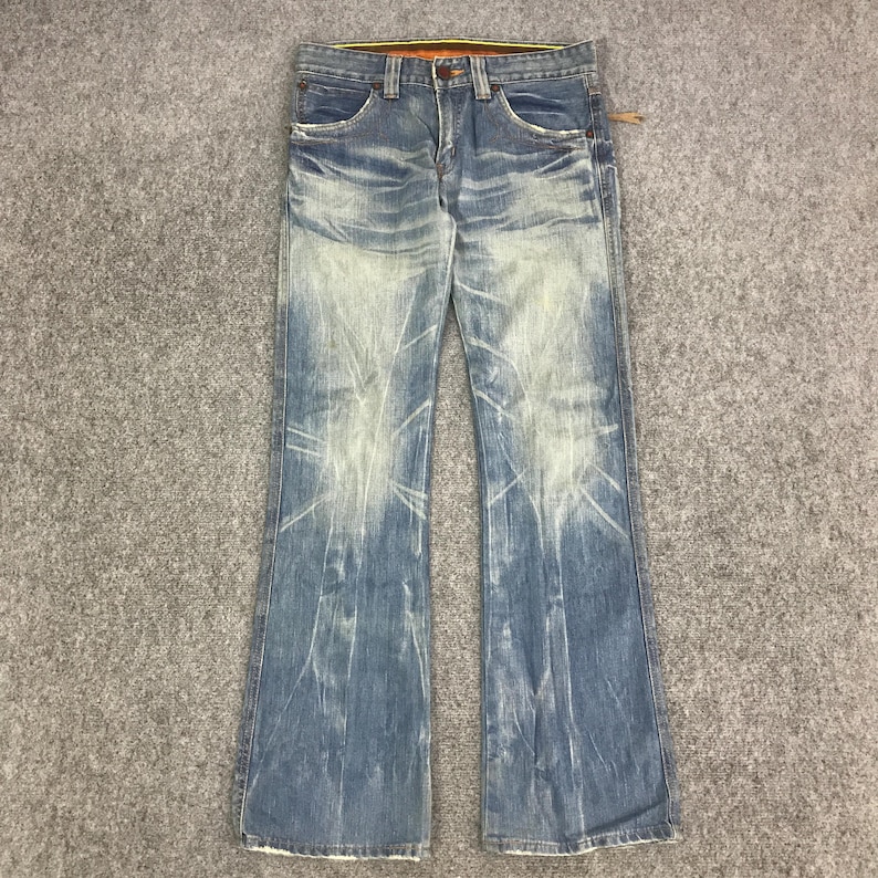K&ouml;nnte beinhalten: Hellblaue Jeans aus Denim mit einem verwaschenen Effekt. Die Jeans haben ein klassisches F&uuml;nf-Taschen-Design, einen Knopf- und Rei&szlig;verschluss und ein ausgestelltes Bein. Hergestellt aus strapazierf&auml;higem Denim, sind diese Jeans f&uuml;r den Freizeitgebrauch geeignet. Die Bundweite betr&auml;gt ca. 80 cm.
