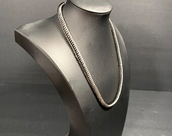 Collier demi-cotte de mailles persan en cuivre émaillé noir et acier inoxydable