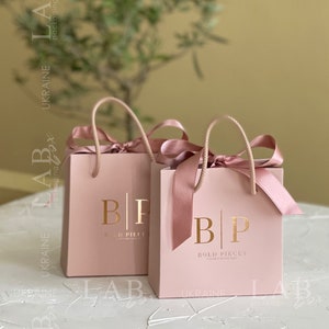 Sacchetto regalo in carta con fiocco, sacchetto della spesa rosa pallido con logo personalizzato, sacchetto per lingerie personalizzato, sacchetti per damigelle d'onore per il giorno delle nozze 50 pezzi