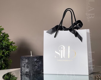 Personalisierte Produktverpackungstasche mit goldenem Logo | weiße Geschenktasche mit Satinschleife für Hautpflege und Accessoires | Hochzeitstag Säckchen 50 Stk