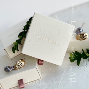 Pequeña caja de anillo blanca como la leche con diseño personalizado, embalaje personalizado de joyería, caja de joyería pequeña personalizada, suministros para hacer joyas - 50 piezas
