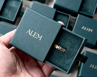 Caja pequeña para anillos verde oscuro (50 unidades) con logotipo dorado personalizado, caja rígida para joyas, caja deslizante para anillos y pendientes con almohadilla de gamuza.