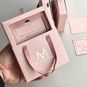 Caja de certificado de regalo personalizada de color rosa empolvado de 50 piezas para salón de belleza, peluquería y uñas, caja de vale de regalo para joyería, elegante caja de regalo deslizante para guata.