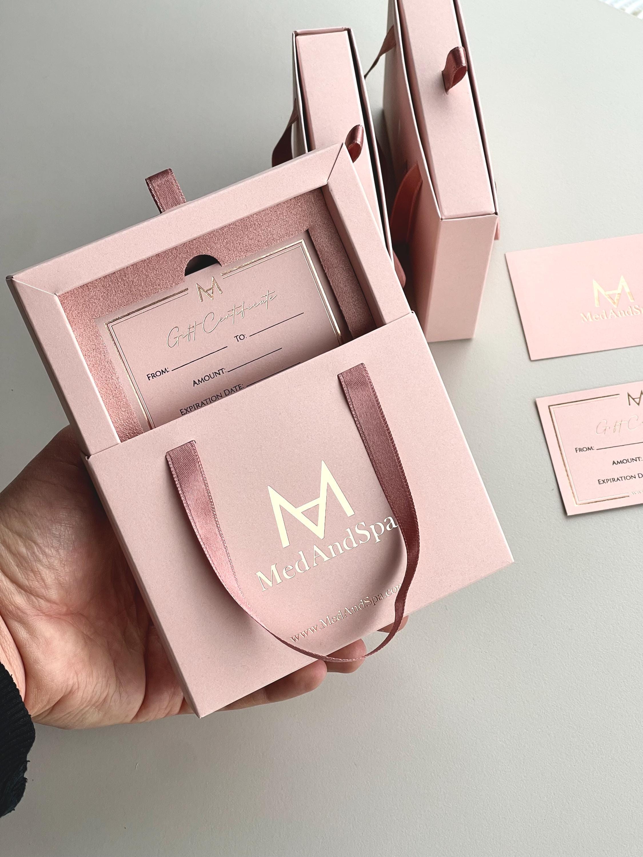 Set Regalo Gioielli: 2 Scatole Rosa 8x8x1,7 Cm E 2 Sacchetti Bianchi 10x12x6 Cm - Confezione Regalo In Carta Per Orecchini, Collane, Piccoli Regali