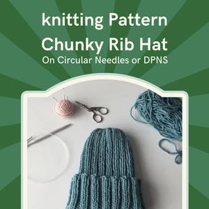 Peut inclure: Un bonnet tricoté bleu sarcelle avec un motif côtelé, des ciseaux et des aiguilles à tricoter. Le texte indique "knitting Pattern Chunky Rib Hat On Circular Needles or DPNS" et "CRAFTED BY ANN".