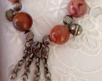 Bijoux bédouins . Collier de perles de cornaline avec boules d’argent