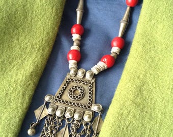 vintage Bédouins - Pendentif avec collier de perles de commerçant africain rouge vif