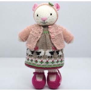 Stricken Sie Maus-Mädchen-Puppe im Outfit, gestrickte gekleidete Maus-Stofftier, nettes gefülltes Plushie Tier, sammelbares Spielzeug