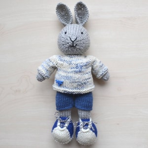 Handgebreid konijntje knuffelpop voor jongens Gebreid konijntje in katoenen pak Schattig knuffeldier cadeau konijn