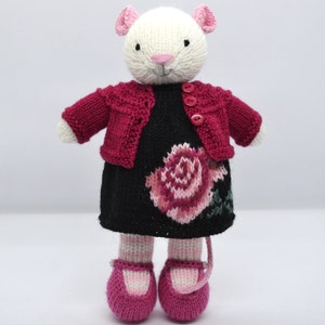 Strick-Mäuse-Mädchen in Rose Kleid und Pullover, gestrickte gekleidete Maus-Puppe, niedliches Stofftier im Outfit, Stofftier