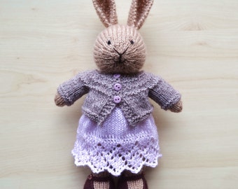 Peluche tejido a mano - Conejita de peluche con vestido y dobladillo de encaje
