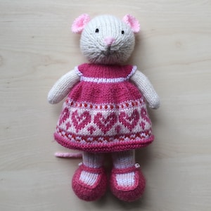 Hand gestrickte Maus Mädchen Spielzeug in rosa Herzen Kleid, süße gestrickte gekleidete Maus Puppe, weiches Plüschtier, bekleidete Stofftier Ostergeschenk