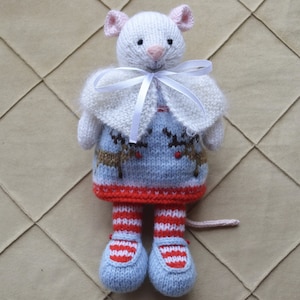 Gestrickte Weihnachtsmaus Spielzeug, Handstricken Maus Puppe in Winter-Outfit, niedliches Stofftier Maus Mädchen bekleidet Stofftier