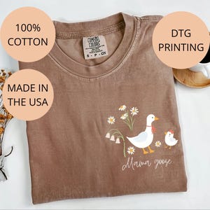 Bonita camiseta de mamá ganso y bebé, divertida camiseta de animales de granja para mamás, camiseta con gráfico campestre cottagecore, camiseta con dibujos florales de la familia de patos.