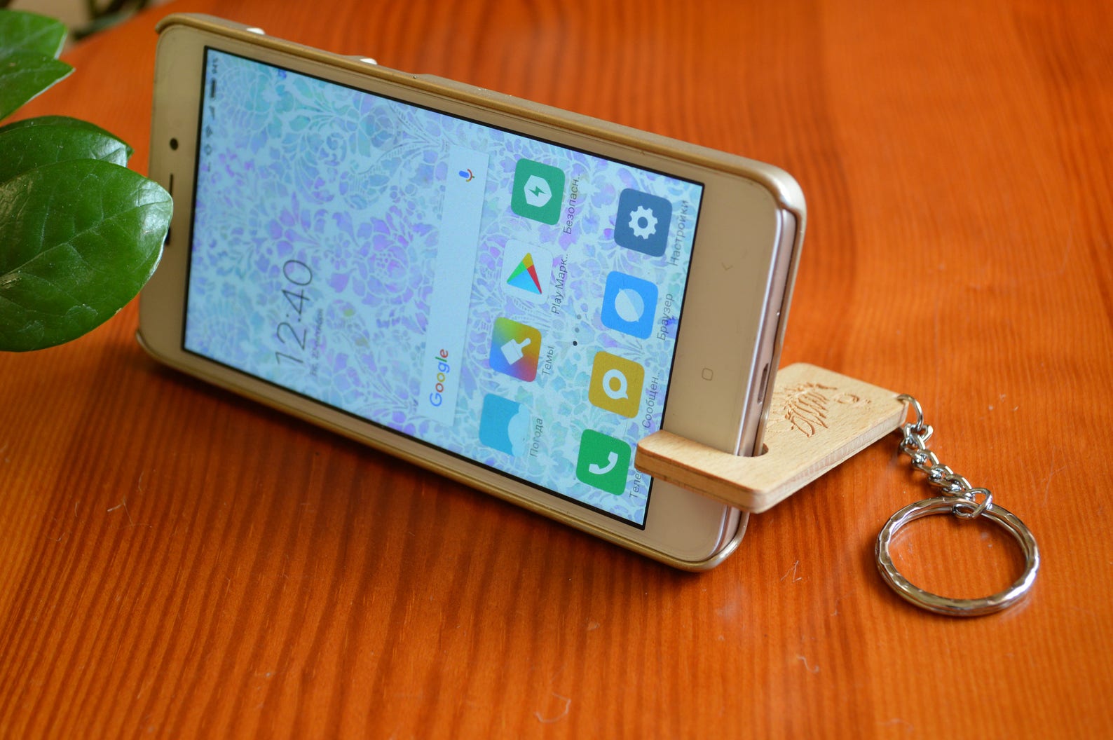 Wooden Smart Phone Stand, Keychain Stand for Smartphone, Compact ...