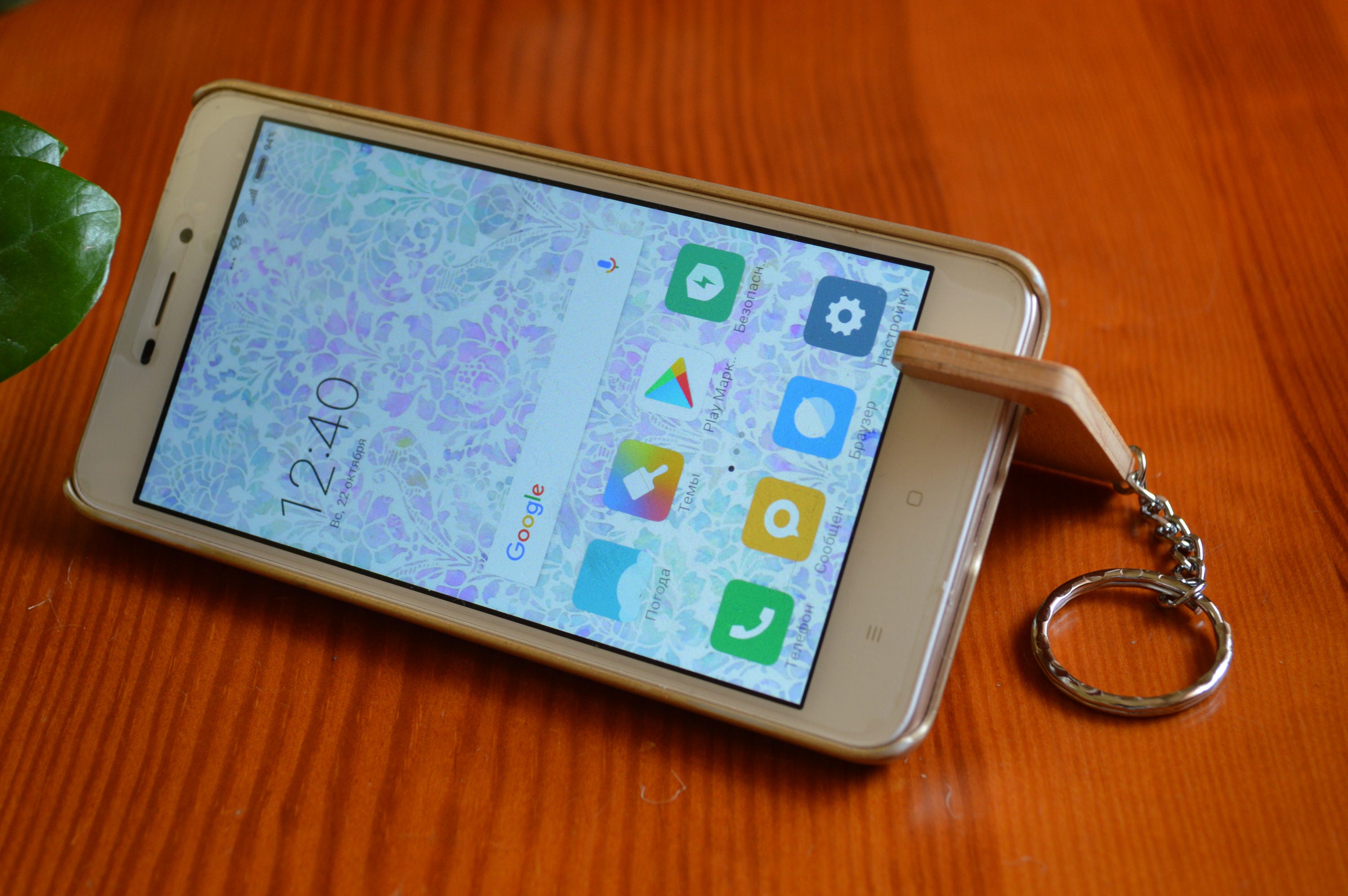 Wooden Smart Phone Stand, Keychain Stand for Smartphone