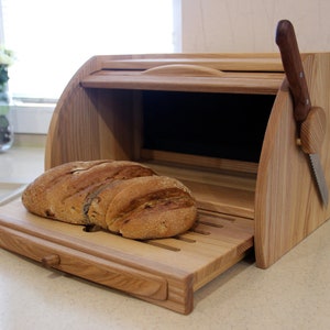 Funktionaler Brotkasten aus Eschenholz mit Schneidebrett und magnetischem Messerhalter, natürliche Farbe, Brotkasten im Landhausstil, einzigartiger Holzbrotkasten