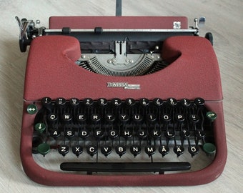SWISSA PICCOLA Cute Vintage 1953 Portable Typewriter in Rare Burgundy Color, Keyboard with Scandinavian Keys ÅÄÖ, No Case, Well Preserved
