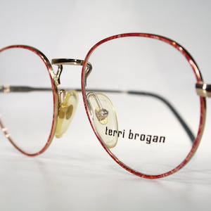 Oanvända TERRI BROGAN 8841 Tidigt 90-tal Guld & Röd Vintage Nördig Nördig 90-tal 1990-tal Nästan Runda Glasögon Optiska Bågar Glasögon Glasögon