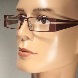 Futuristiska IYOKO INYAKE modell IY572 eleganta bruna glasögonbågar, geometriska Y2K-eran vintage, gammalt lager nytt, japansk kvalitet