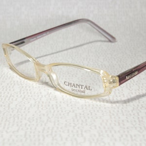Könnte beinhalten: Eine Brille mit einem hellbeigen Rahmen und weinroten Bügeln. Der Markenname "CHANTAL" ist auf dem Rahmen zu sehen. Auf den Bügeln steht das Wort "zelo". Die Brille dient zur Sehkorrektur.