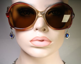 Ungetragene True Vintage 1970er übergroße Rufous Red bis Purple Farbverlauf klares Harz 'Greece 02CA240 280CA' Sonnenbrille mit braunen Glaslinsen