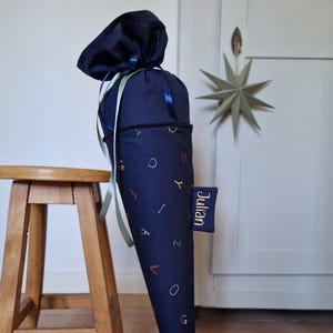 Cône d'école en tissu - bleu foncé avec motif de lettres - cône d'école pour garçons - également disponible en cône pour frères et sœurs ou pour crèche (35 cm)