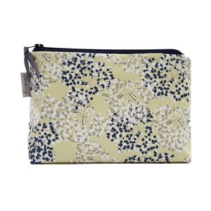 Cosmetic bag with scattered flowers water-repellent inside practical size for your handbag image 4