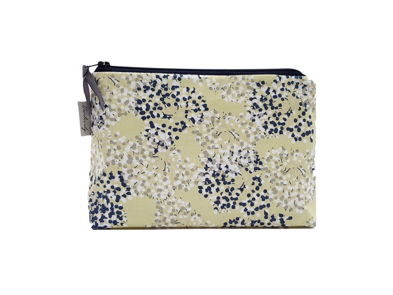Cosmetic bag with scattered flowers water-repellent inside practical size for your handbag image 4