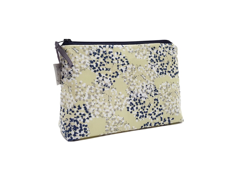 Cosmetic bag with scattered flowers water-repellent inside practical size for your handbag image 1