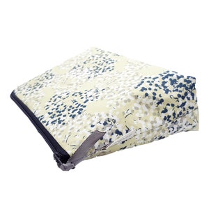 Cosmetic bag with scattered flowers water-repellent inside practical size for your handbag image 2