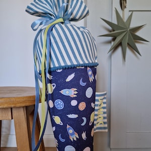 Cône d'école en tissu - espace - astronaute - fusée - bleu et jaune pas seulement pour les garçons - nom personnalisable - cône pour frères et sœurs / cône de garderie