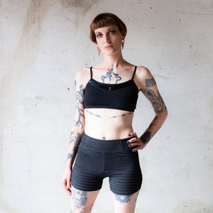 SHORTS mit Nähten Short Pants, Hot Pants, Yoga Shorts dunkelgrau Bild 2