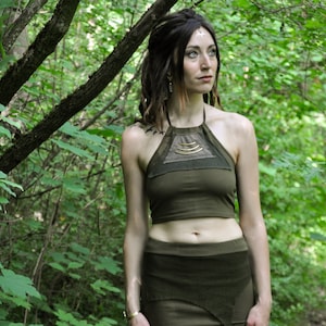 Bauchfreies NECKHOLDER CROP TOP, Kurztop - mit Messingdetails - olivgrün