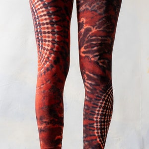 LEGGINGS mit abstraktem Blumenmuster Batik, Schnurbatik, Knüpfbatik, Tie-Dye unisex flashy red, hochrot Bild 4