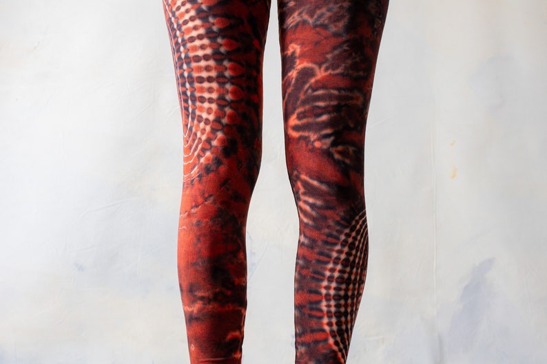 LEGGINGS mit abstraktem Blumenmuster Batik, Schnurbatik, Knüpfbatik, Tie-Dye unisex flashy red, hochrot Bild 4