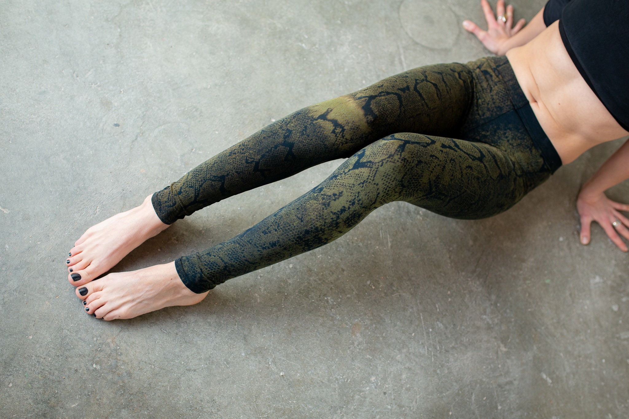 LEGGINGS with abstract snake pattern screen printing | Etsy