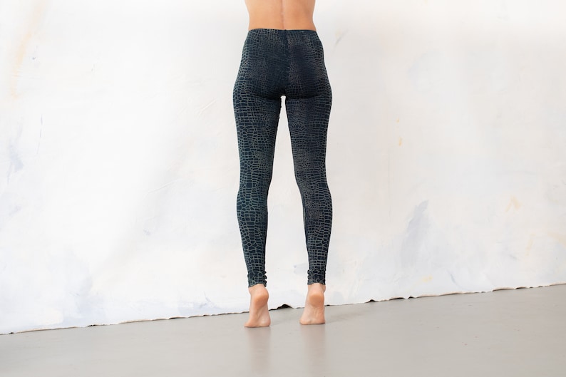 LEGGINGS mit abstraktem Alligator-Muster unisex blau-grün Bild 8