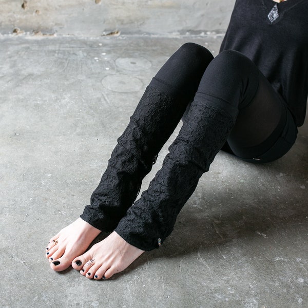 Leichte Stulpen - Beinstulpen, Gamaschen mit gemusterter Spitze - Blumenmuster - schwarz