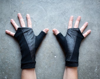WRIST WARMERS in Net Look - Arm Warmers, Hand Warmers, Fingerless Gloves - with Artificial Leather - unisex - black